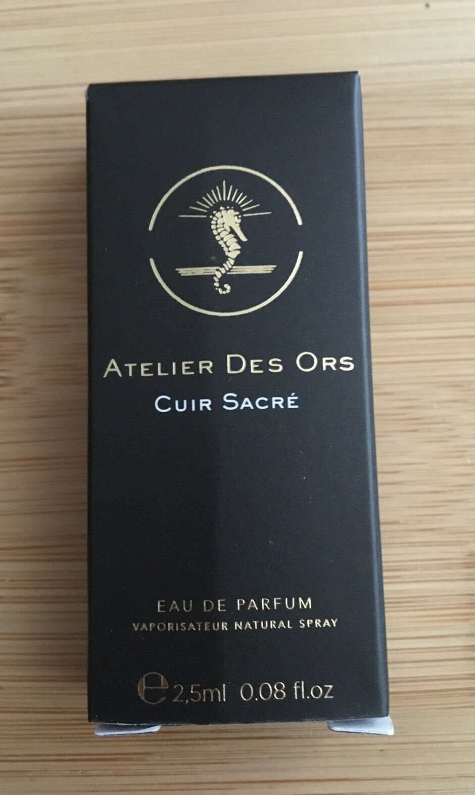Atelier Des Ors Cuir Sacre 2.5ml 0.08 fl.盎司。官方 Parfymprov,Atelier Des Ors Cuir Sacre 2.5 毫升 0.08 液体盎司。盎司。官方香水,Atelier Des Ors Cuir Sacre 2.5 毫升 0.08 液量。盎司。官方香水,Atelier Des Ors Cuir Sacre 2.5ml 0.08 fl。盎司。官方香水样品,Atelier Des Ors Cuir Sacre 2.5 毫升 0.08