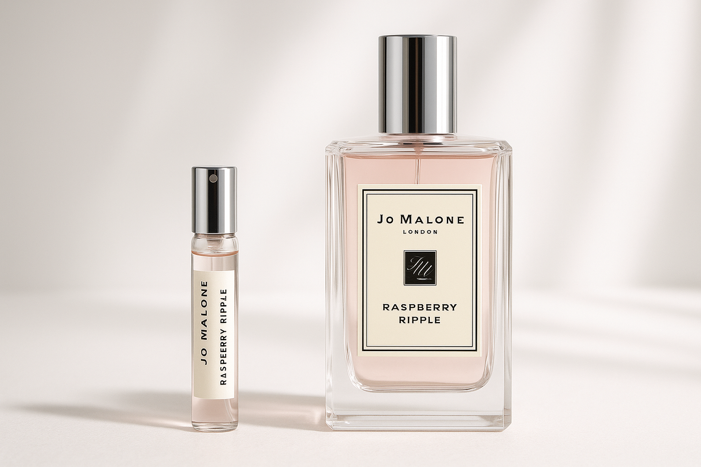 Jo Malone Raspberry Ripple 2ml 香水样品与 100ml Jo Malone Raspberry Ripple 香水瓶放在一起